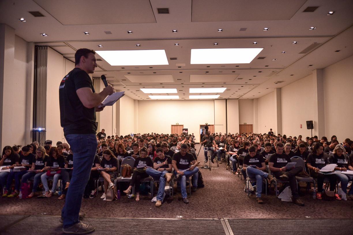 Prof. Paulo Igor ministrando aula presencial para centenas de alunos